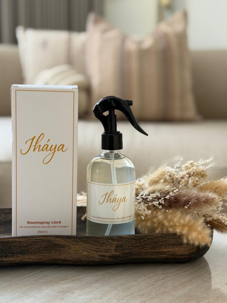 Iháya roomspray Liorá 250 ml met verpakking op een houten schaal
