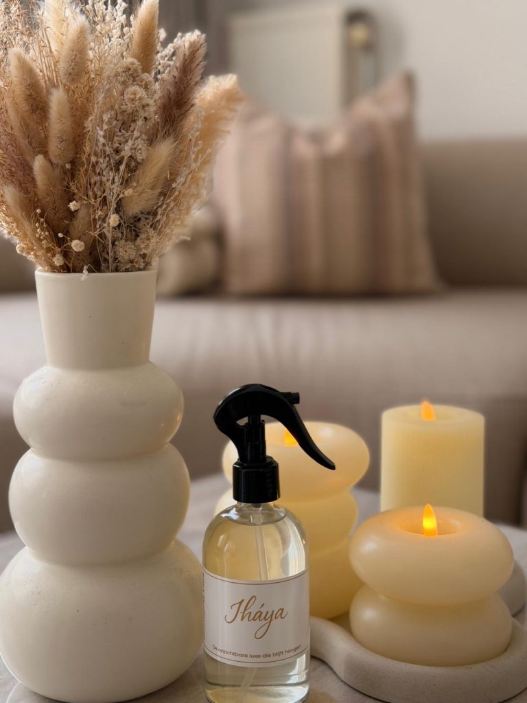 Iháya roomspray tussen droogbloemen en kaarsen in een woonkamer