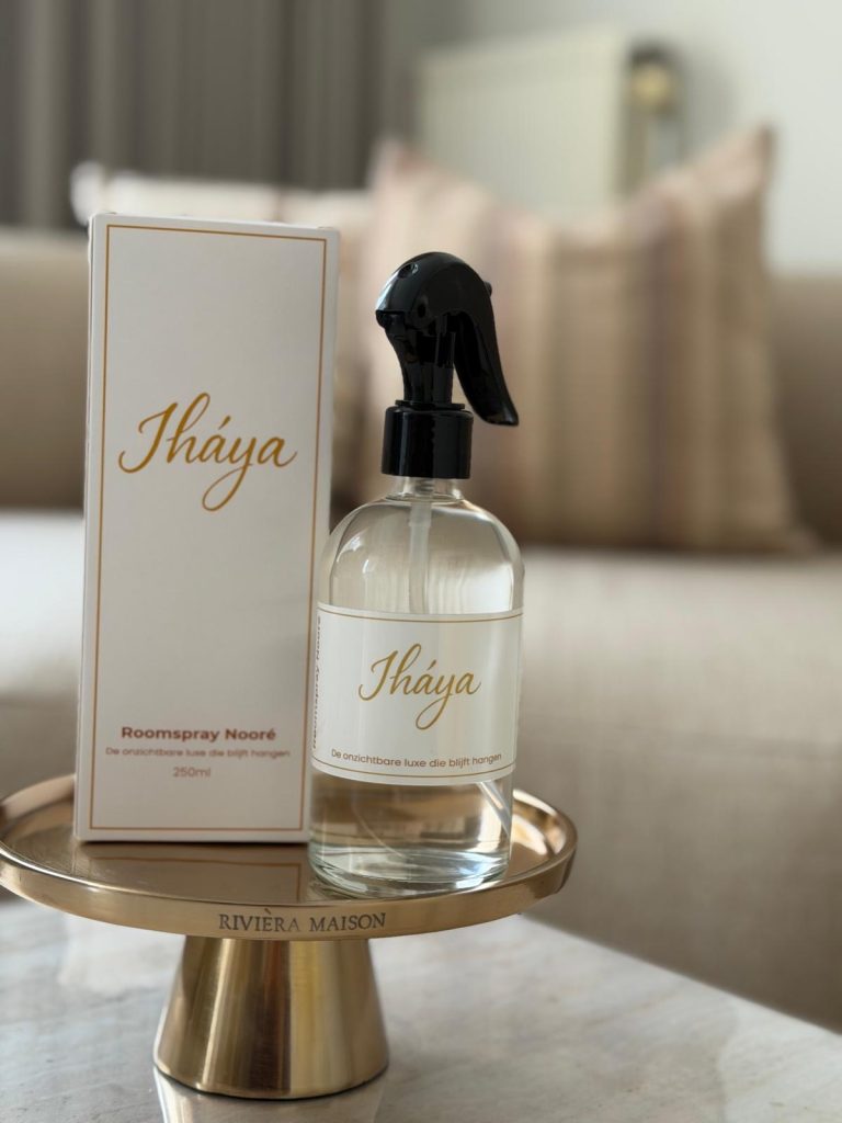 Iháya roomspray op een gouden schaal in een woonkamer