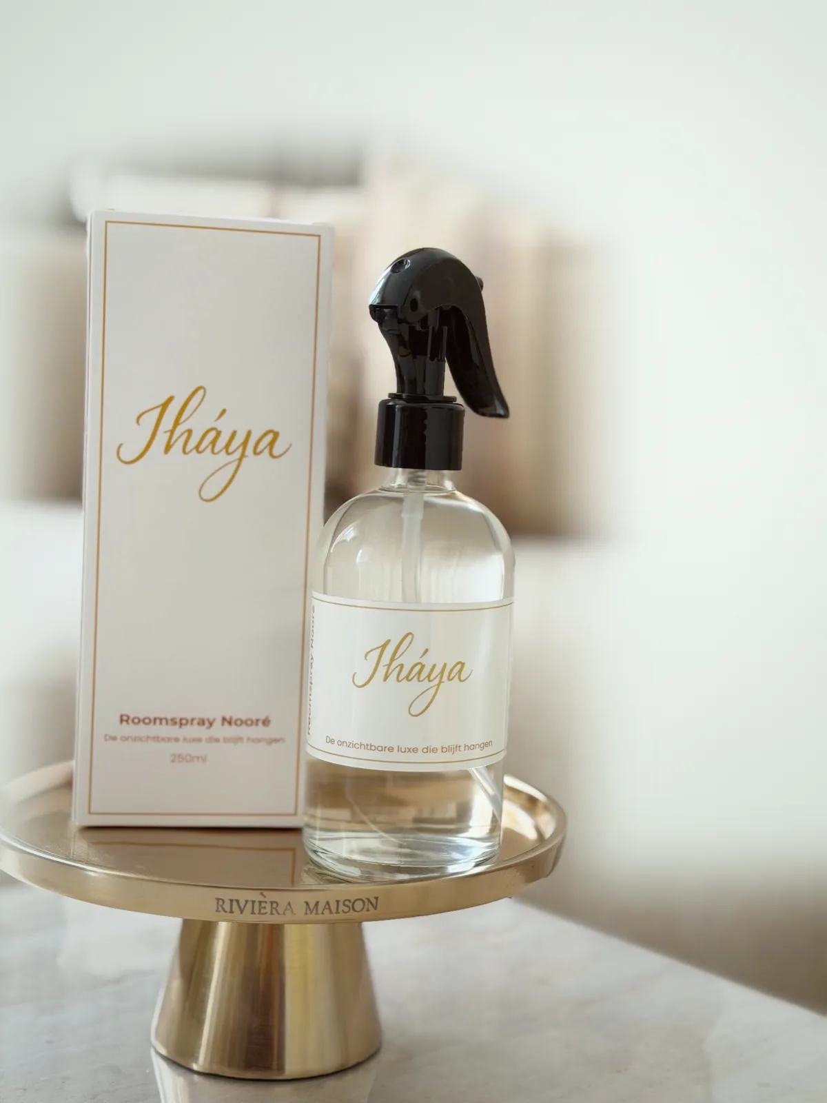 Iháya roomspray tegen een muur